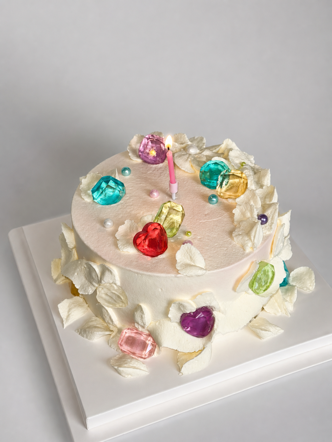 Cake decorated with colorful Halfoma gem candies